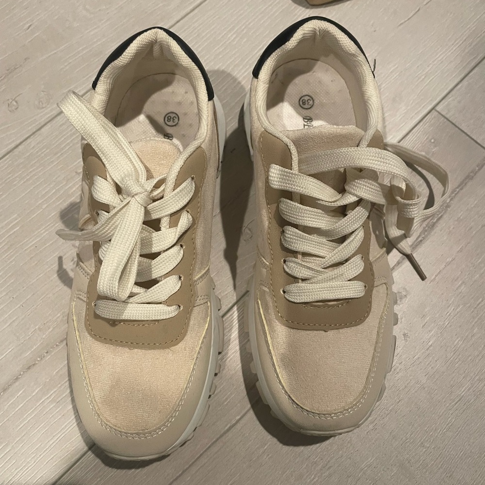 Sneakers , worn once size 38 ( 7 usa )